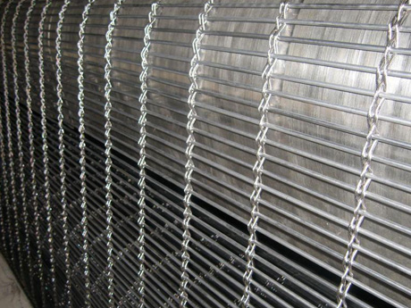 不锈钢装饰网是采用优质不锈钢为原料，经过特殊工艺编织、拉伸、冲压而成的产品，其具有经久耐用，华丽高档、简约大气的格调，是现代科学与艺术的完美结合。