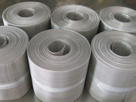 316不锈钢网是采用SUS316不锈钢丝编制而成，316不锈钢网编织工艺有：平纹、斜纹、密纹编织。316不锈钢网的宽度为0.914米、1米、1.22米、1.3米、1.4米、1.5米、1.6米、2米、2